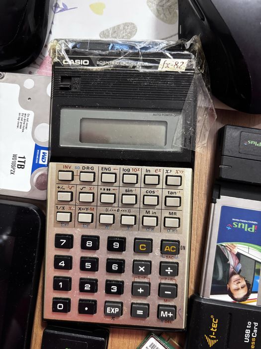 Graty z szafy telefony, tablety dysk elektronika