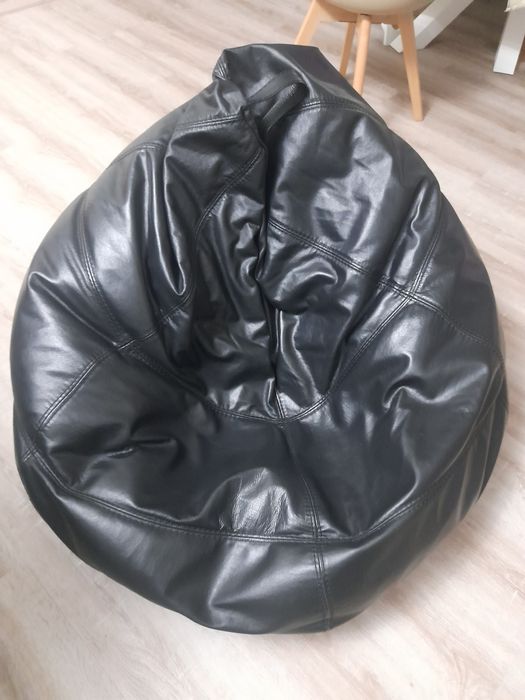 Puff em pele de cor preta