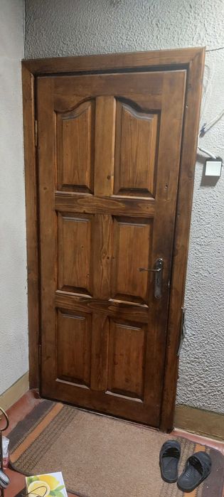 Двері вхідні дерев'янні з коробкою з замком та ключами 84см на 203см.
