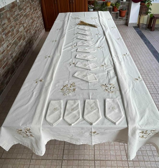 Toalha de Mesa em Linho Bordada + 12 Guardanapos