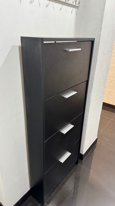 Czarna szafka na buty