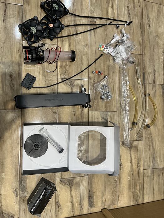 Zestaw chłodzenia wodnego PC Thermaltake – custom loop