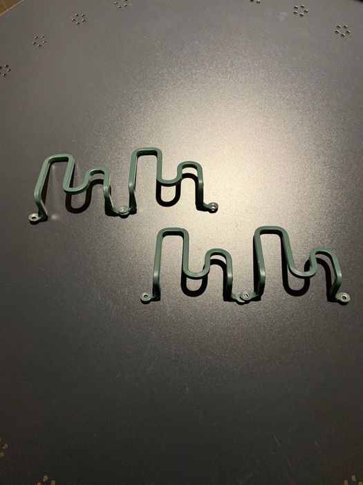 Conjunto de 4 ganchos de parede na cor verde acinzentado escuro, em ferro.
