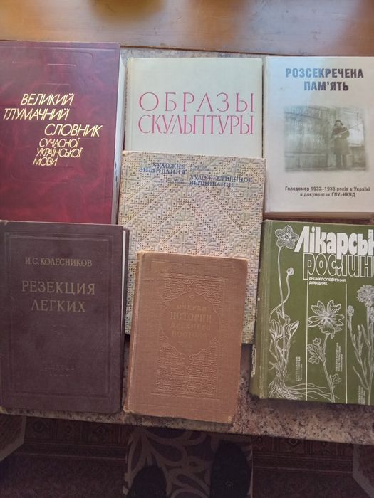 Комплект різних книг