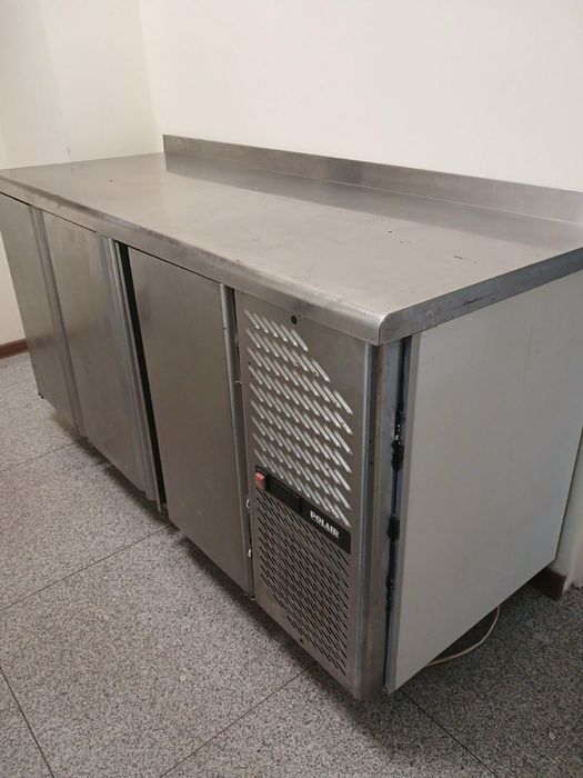 Стіл холодильний промисловий з нержавіючої сталі