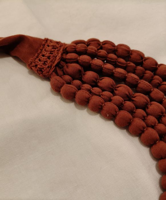 Colar em tecido de cor vermelho/tijolo