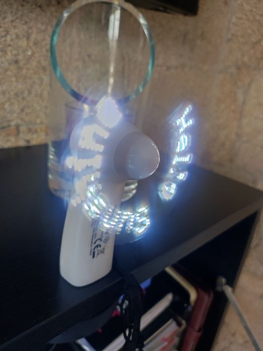 ventoinha de mão com mensagem iluminada