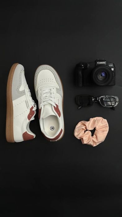 Кросівки жіночі.