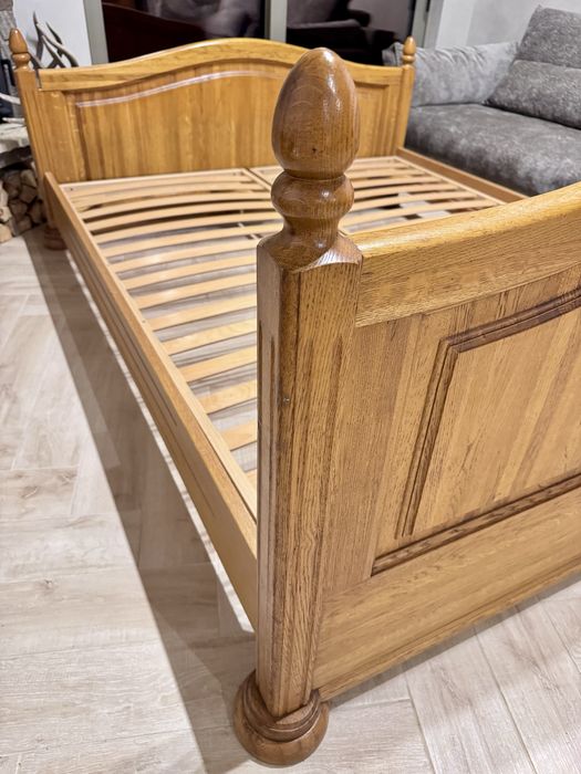 Дубове ліжко, двоспальне і дві приліжкові дубові тумби