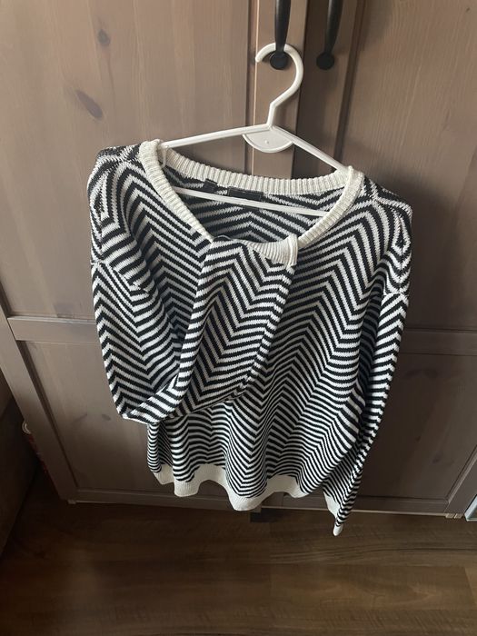 Sweter czarbo bialy