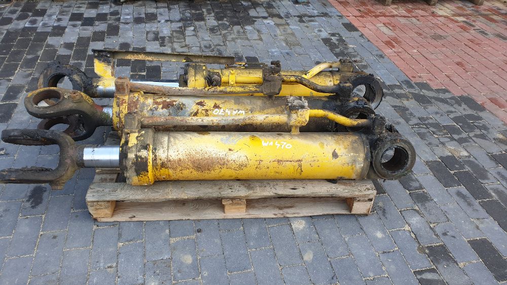 ładowarka komatsu WA 470 -3 siłownik ramienia