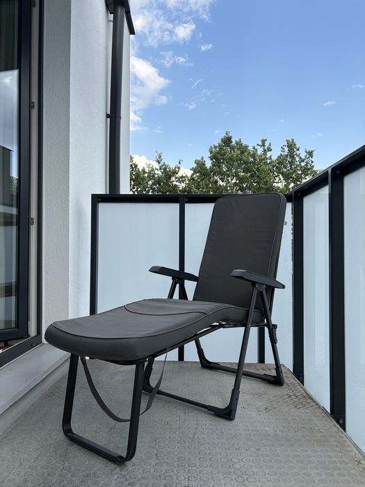 Rozkładany fotel z podnóżkiem na balkon lub do ogrodu