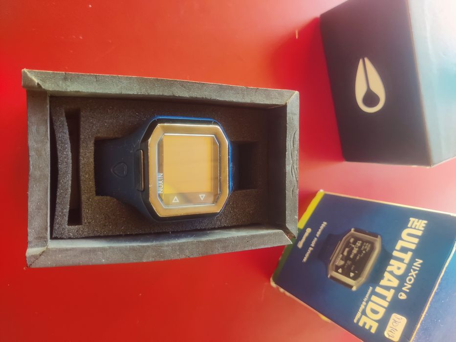 Nixon ultratide surf watch
