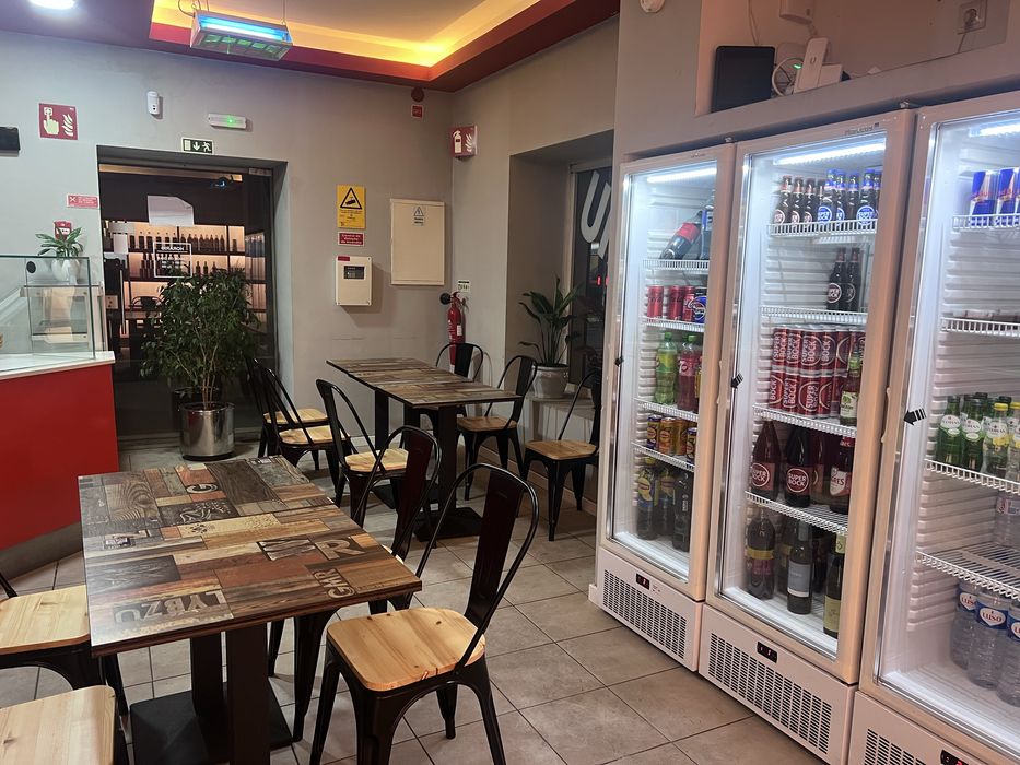 Mesa bistro e cadeira industrial