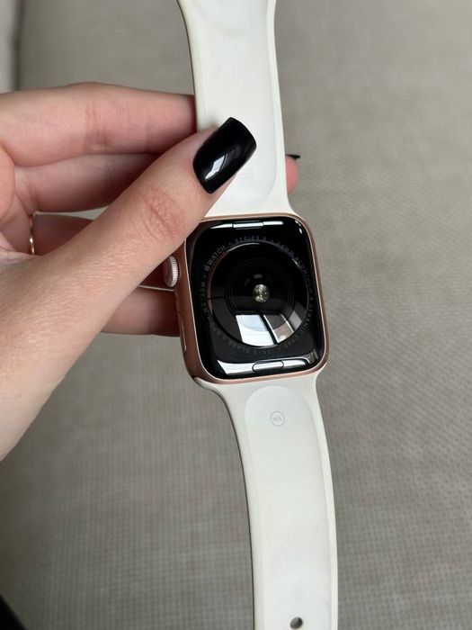 Продам свій смарт годинник Apple Watch SE 44 gold ОРИГІНАЛ