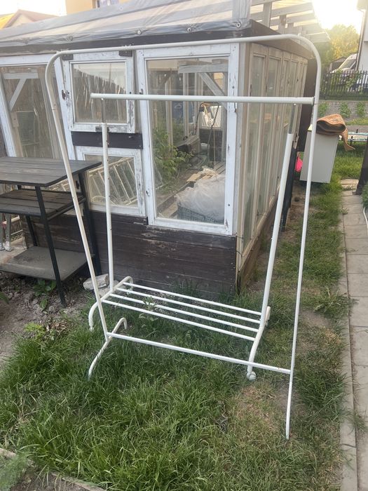 Dwa wieszaki plus duza ilosc wieszakow  oddam