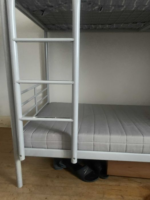 Beliche com 2 camas em perfeito estado de utilização e colchões incluidos