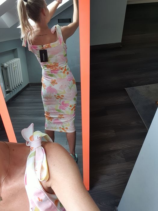 Letnia sukienka marki PrettyLittleThing