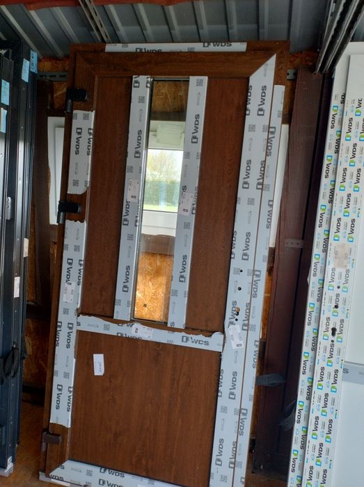 Sprzedam drzwi zewnętrzne nowe PCV 210*100 orzech  z klamką
