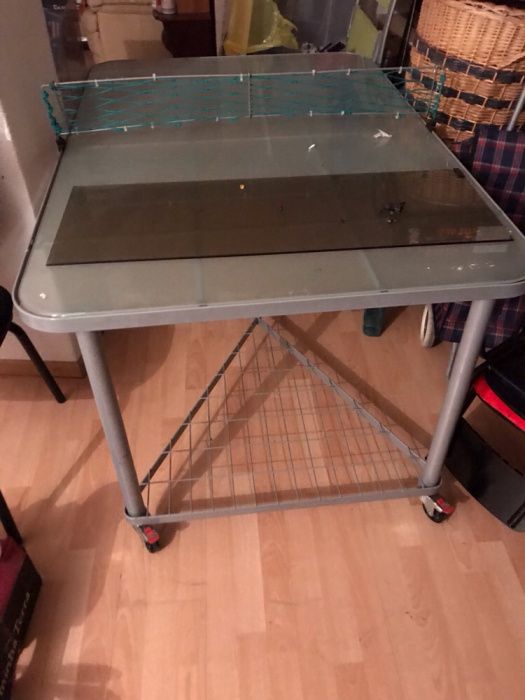 Mesa com tampo em vidro