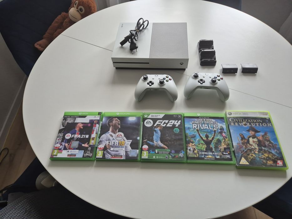 Xbox One S 1t 2 pady ładowarka, akumulatorki do padów zestaw gier