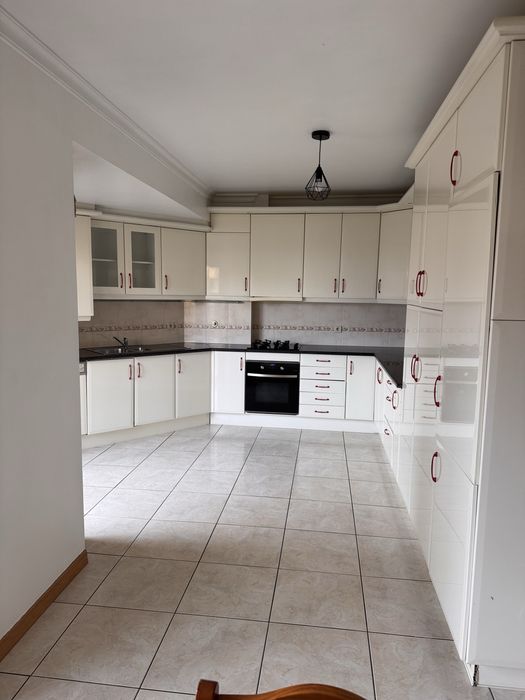 Arrenda-se quarto leiria