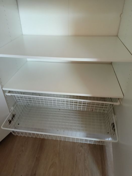 Szafa biała z oświetleniem LED w środkiu