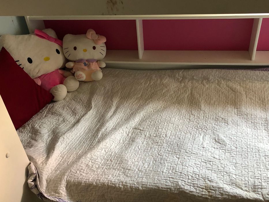 Cama beliche com estante