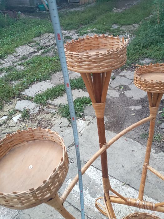 Ротанговая подставка для цветов.