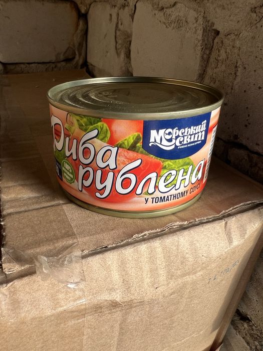 Кілька сардина скумбрія шпроти тунець лосось в томаті та олії хек