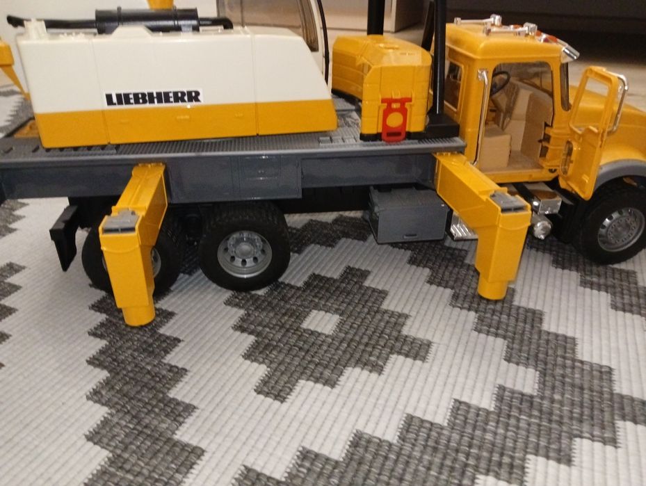 BRUDER Mack Granite Dźwig Liebherr 02818 Żuraw  - zabawka dla  dzieci