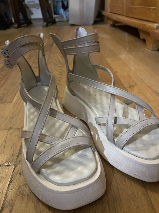 Босоніжки на платформі