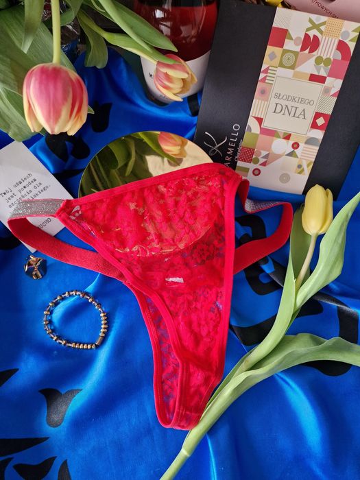 Koronkowe stringi damskie z szerokim gumowym pasem brokatowym