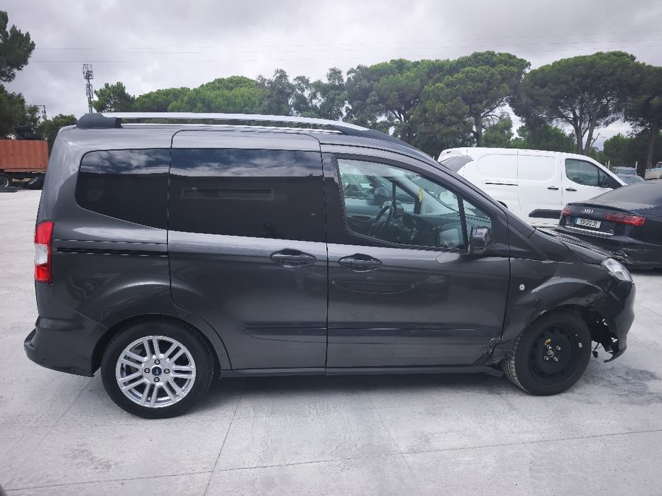 Ford Connect  5 lugares sinistrado
