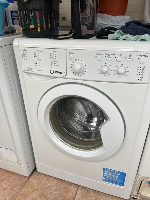 Maquina de roupa Indesit  semi nova