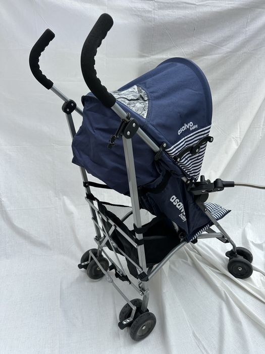 Carrinho de bébé com guarda sol