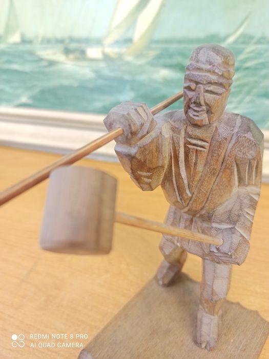 Drewniana figurka rzeźbiona – Tragarz / Drwal z młotem