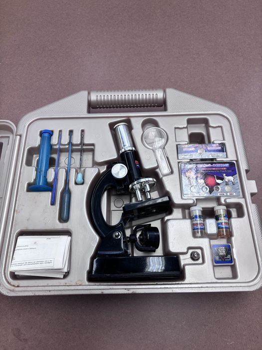 Microscópio com set de experiências