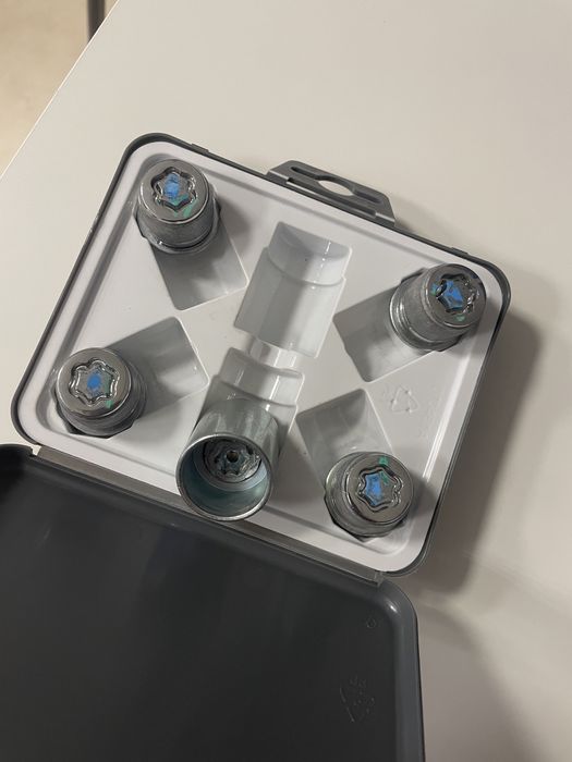 Śruby zabezpieczające Toyota Corolla