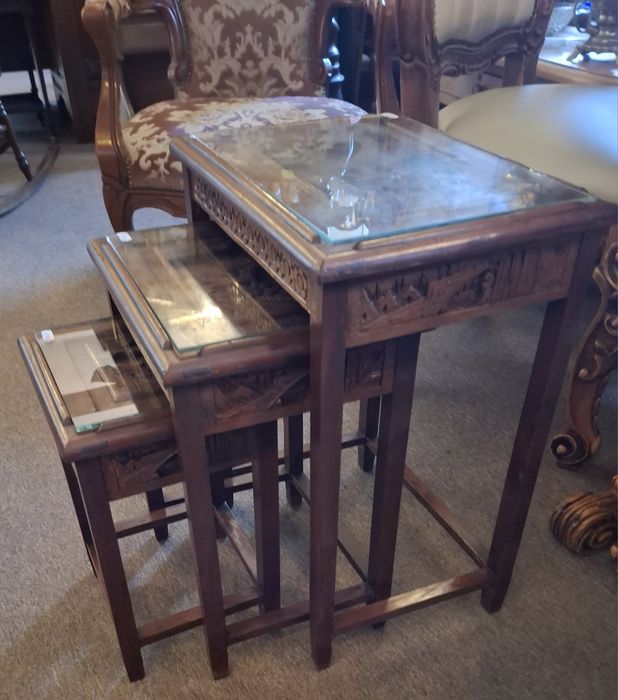 Zestaw stolików kawowych typu „nesting tables”