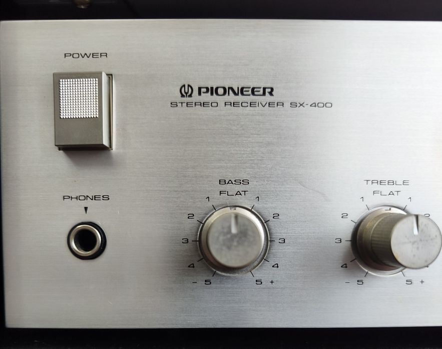 Aparelhagem Pioneer com móvel.