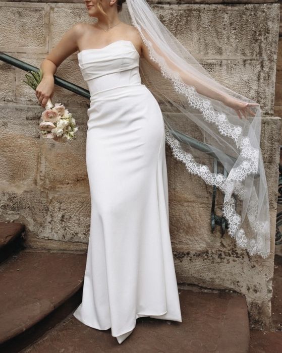 Мінімалістична весільна сукня