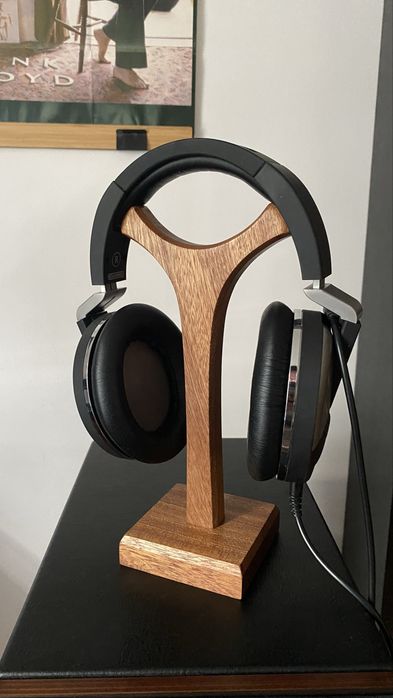 Stojak na słuchawki MAHOŃ pomysł na prezent