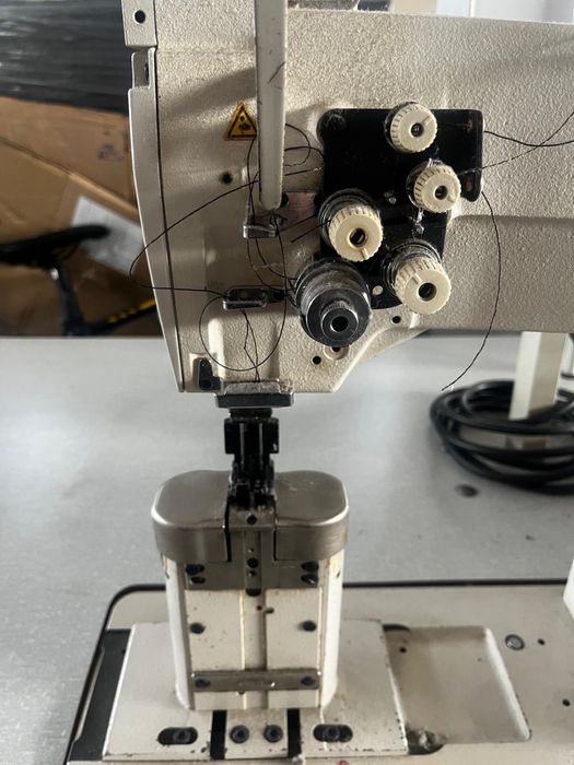 Maquina triplo arrasto  2 agulhas de coluna juki