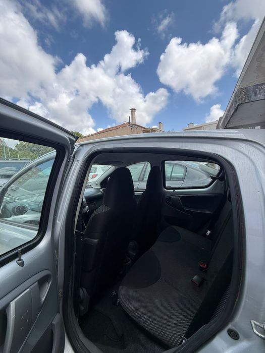 TOYOTA  2011 impecável