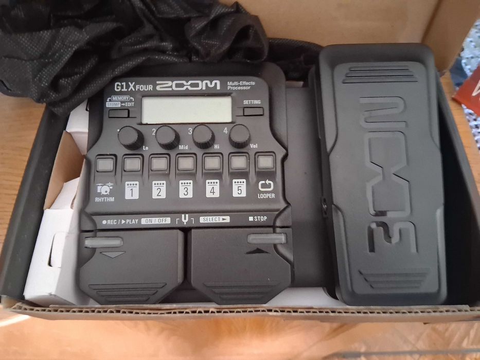 Guitarra electrica, amplificador e pedal