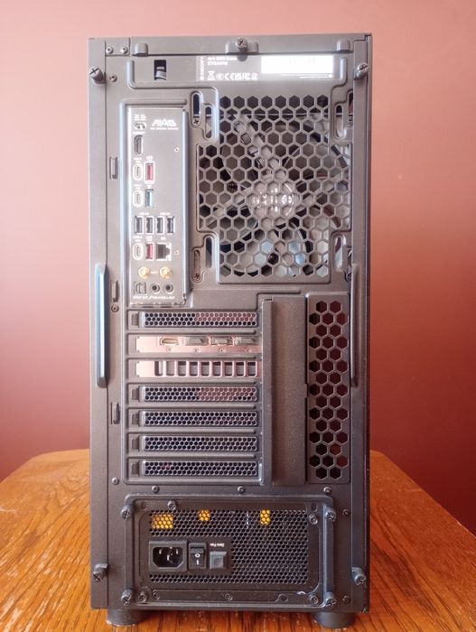 Komputer stacjonarny. AMD ryzen 7-9800X3D