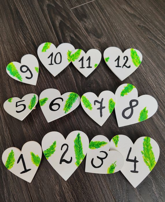 Numerki na stoły białe serduszka numery tropikalne liście na klamerce