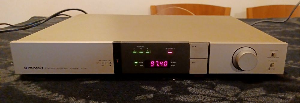 Pioneer F-5L -  AM/FM Stereo Tuner -(Communication Components - Gold)
