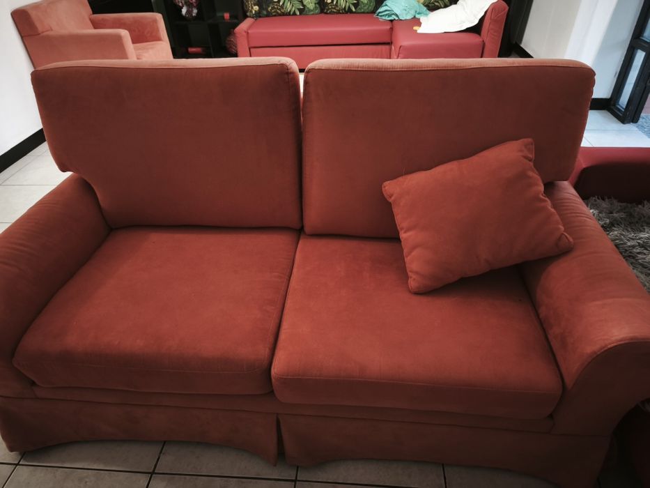 Conjunto de sofás em camurça